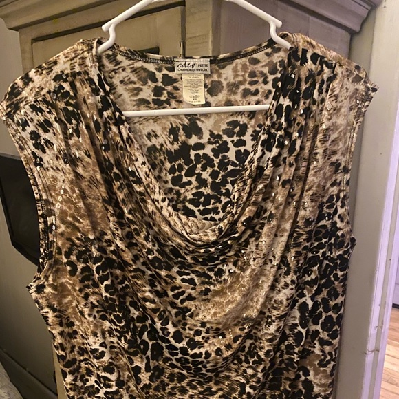 Animal print V neck sleeveless top - Picture 2 of 3